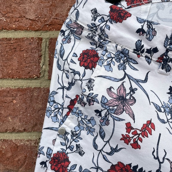 White Floral Esmara Bermuda Shorts Size 8 - Picture 3 of 6